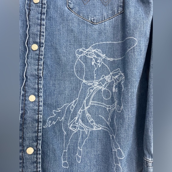 Wrangler Lasered Icons Cowboy Snap Shirt in Medium Wash - Picture 8 of 16